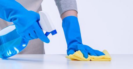 persona con guantes de limpieza